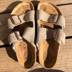 BIRKENSTOCK • SANDALS
Women • Size US 8 • Good condition